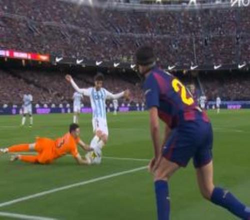 霍安扑救奥维耶多球员禁区内倒地，裁判示意没有点球