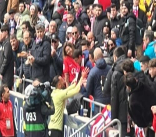 马洛卡前锋穆里奇热身不慎将皮球踢向一名儿童，后者接受了救治