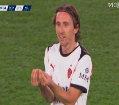 入乡随俗！莫德里奇染黄后向裁判辩解，经典意大利手势非常到位