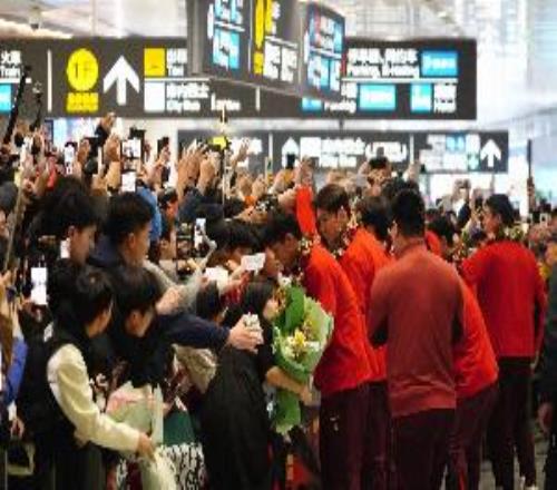 接机球迷赞U23国足：这是我的国家队，这样荣誉俱乐部无法弥补