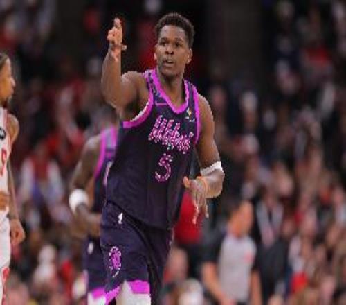 失误太多了！爱德华兹打满首节5中4拿到8分3板但出现5失误