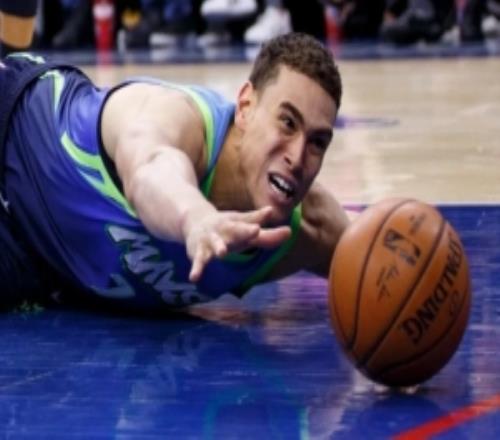 带着母亲遗愿战斗12年，交易添头成了队魂