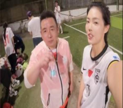 前江苏女足球员与王钰栋父亲踢球喊"岳父"并问：这门亲事考虑下