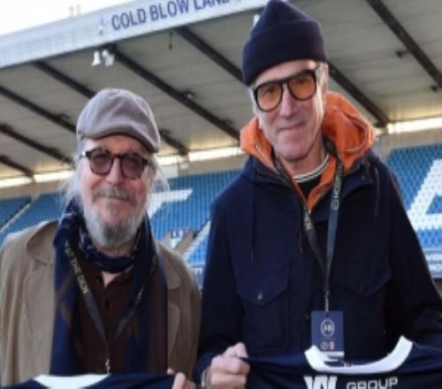 获赠球衣！影帝加里奥德曼和丹尼尔戴刘易斯观战米尔沃尔