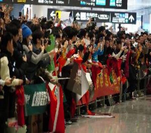 【直播吧在现场】U23国足飞抵北京大兴机场，大批球迷在现场迎接