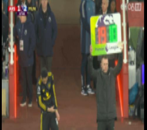 进球功臣！姆伯莫被库尼亚换下，卡里克搂着他交流一下