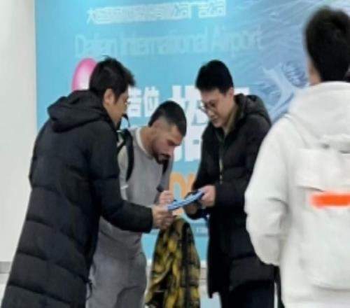 博主：斯坦丘重返中国抵达大连将加盟英博，在机场为球迷签名