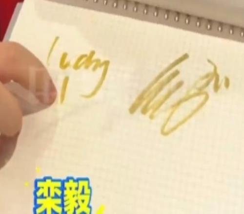 太值了！球迷接机U23国足站了1小时，抢到8个签名