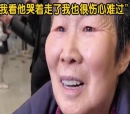 球迷奶奶眼含热泪接机U23国足：这次踢得太棒了，李昊特别谦虚