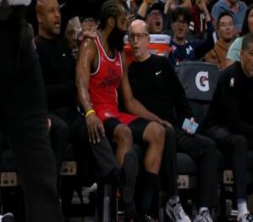 哈哈！哈登经典双撤步3+1随后直接坐在小范甘迪旁边吹NB