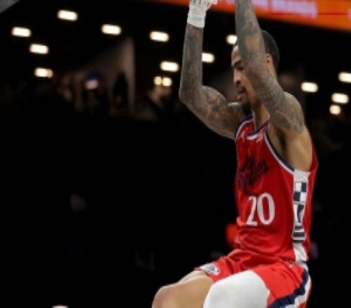 渐入佳境！约翰科林斯14中7得18分5板1助3断三分5中2