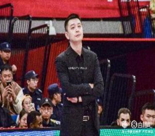 官宣离任在即媒体人：杨鸣没有随队乘坐同一航班飞往下个客场