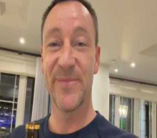 开酒庆祝！特里看阿森纳丢2球后开红酒庆祝：蓝军失球纪录保住了