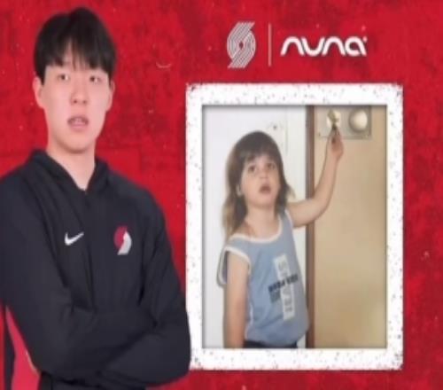 这长发小美女是谁开拓者全队猜队友年幼照第2弹杨瀚森又答对