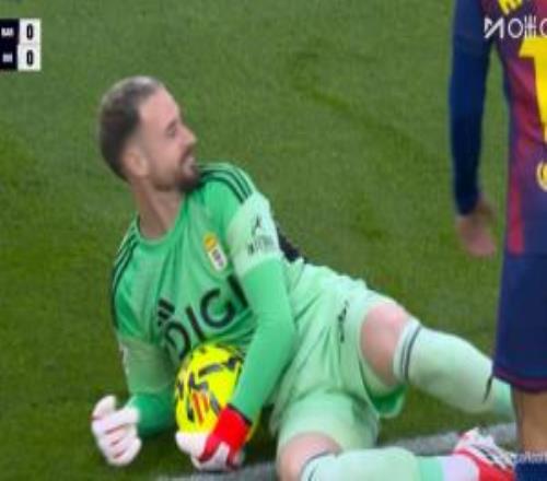 误判了！奥维耶多门将出击被判禁区外拿球，回放看球在禁区内