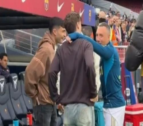 好久不见，41岁卡索拉赛前与佩德里、加维等巴萨球员聊天