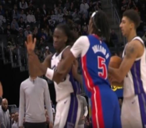 起冲突！霍兰和埃利斯向裁判抱怨霍兰推倒后者被直接驱逐