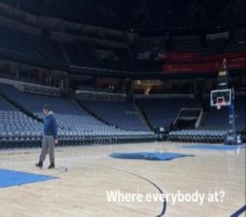 建议下载直播吧！灰熊韦尔斯好像不知道比赛延误：大家去哪儿了