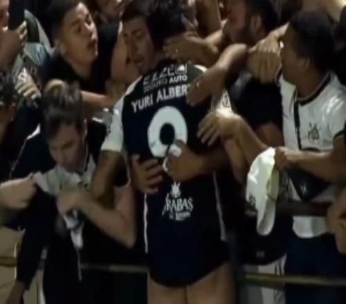 尴尬又无奈！科林蒂安球员打进绝杀球激情庆祝，球裤被球迷扯掉