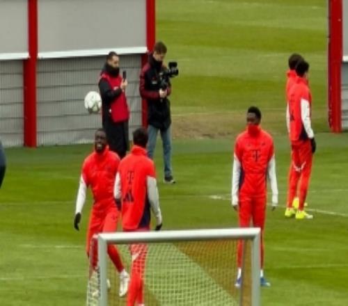 图片报：于帕梅卡诺完整参加拜仁的合练，预计可以出战埃因霍温