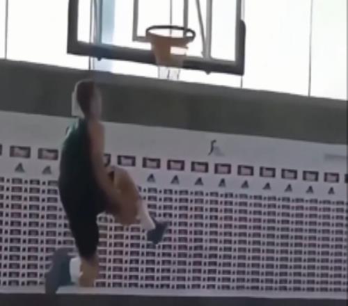 我也能飞！东契奇13岁时就曾完成胯下扣篮动作一气呵成行云流水