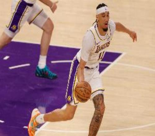 海斯：我当时还以为扣不进&人要挂在篮筐上然后被教练火速换下