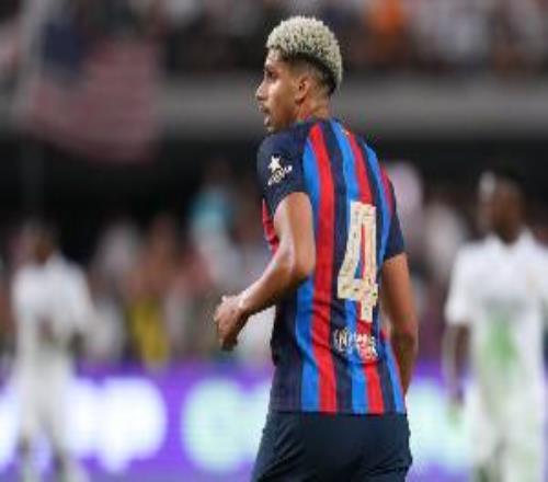 记者：特尔施特根离队后，巴萨队长顺位为阿劳霍、德容、拉菲尼亚