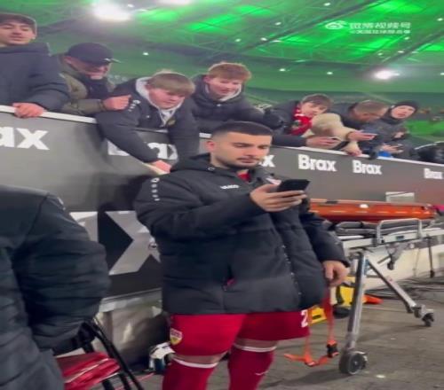 翁达夫拿球迷手机合影，手机突然来电：“我先和你儿子拍张照”