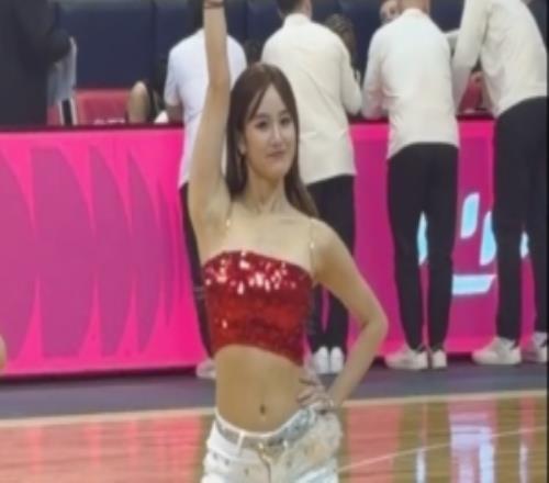 笑容甜美！媒体人晒广东女篮主场啦啦队的舞蹈表演视频