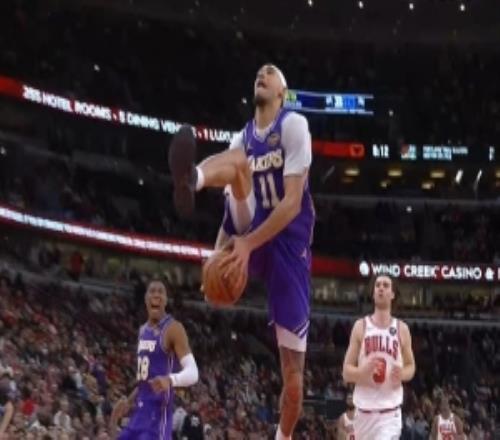 东契奇惊叹！海斯反击一条龙起飞秀出胯下暴扣