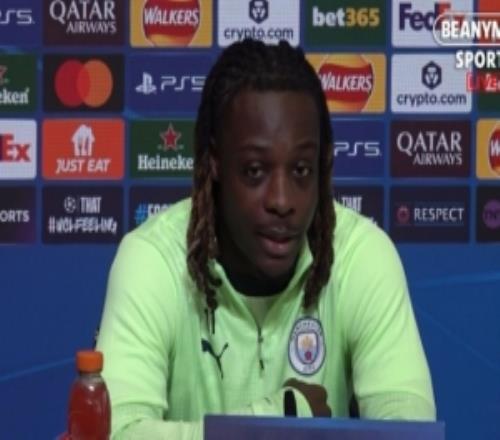 笑着回答！多库：没看阿森纳vs曼联，但枪手输球对我们有利