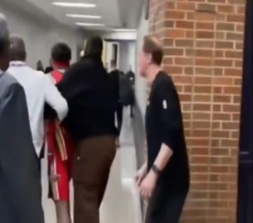 哥们冷静！费尔斯冲突后试图冲锋被拦被一路护送回更衣室