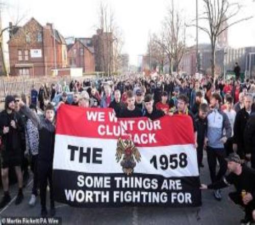 依旧抗议！曼联球迷组织：赢球归功于卡里克和球员，拉爵像个小丑