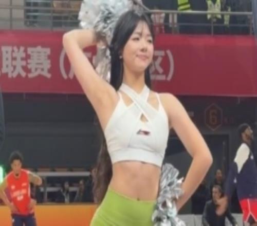 瑜伽裤小背心！媒体人晒广州男篮主场啦啦队的舞蹈表演视频