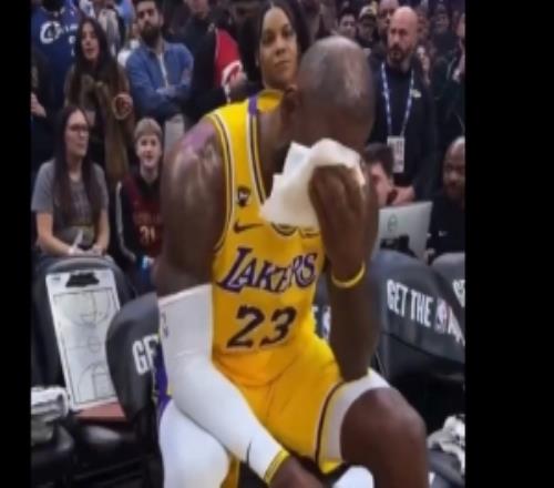 詹姆斯：没想到自己会在观看致敬视频时那么激动很感激大家的爱