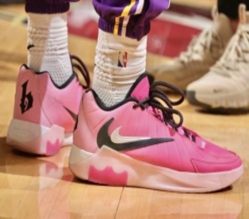 个人Logo亮相！布朗尼上脚老詹支线球鞋LeBronWitness9PE！