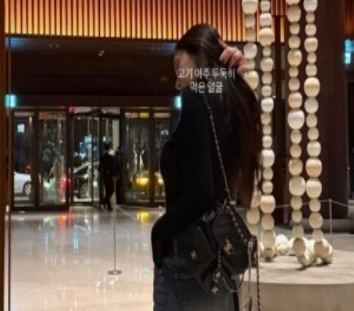 《剑星》体模申才恩美照黑丝超短裙冬日也能看长腿