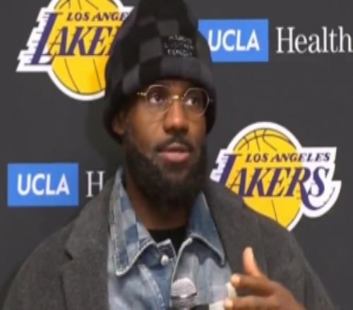 詹姆斯：22岁时年轻气盛如今更专注当下夺冠画面让我热泪盈眶