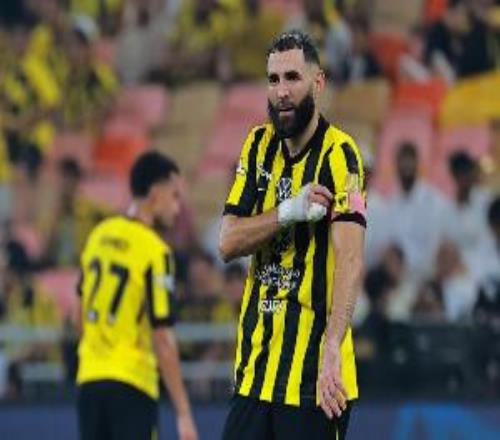 记者：本泽马与吉达联合的续约谈判不顺，已要求不进下场比赛名单