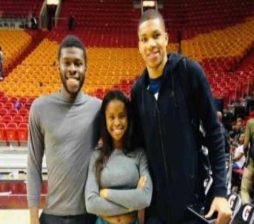 哦字母哥的母亲在社媒发布了一张儿子在热火球馆的旧照