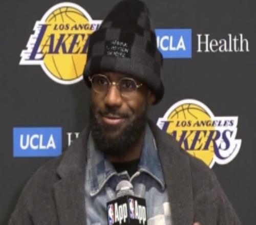 詹姆斯：致敬视频包含打活塞那场的集锦我还看到我们的冠军旗帜