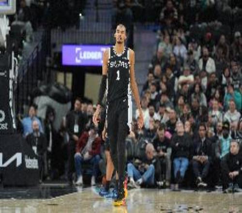 统治级表演！文班一夫当关狂揽28分16板2断5帽防守威慑力夸张