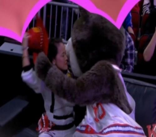 这剧本很逗火箭熊叫来保安逮捕“马刺球迷”并与其女伴热吻