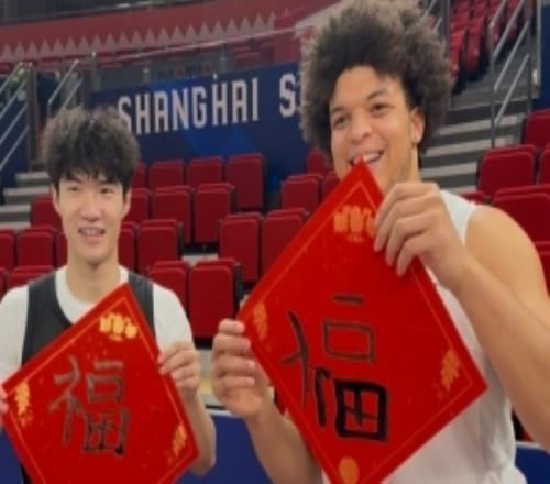 提前送上新春祝福！洛夫顿和偰李永炜赛前用毛笔写福字