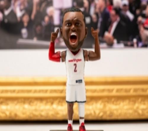 做得像吗奇才晒出今天将赠送的沃尔摇头娃娃实物