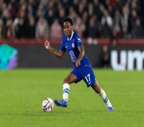 记者：斯特林经纪人与7家欧冠级别俱乐部谈判，球员渴望重返赛场