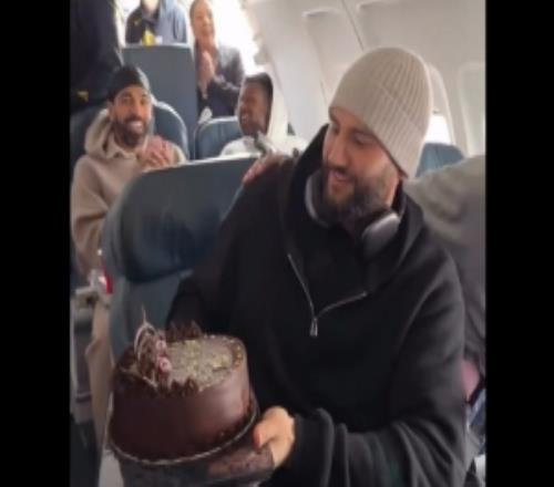 小惊喜！湖人众将在飞机上为克莱伯庆生送上蛋糕齐唱生日歌