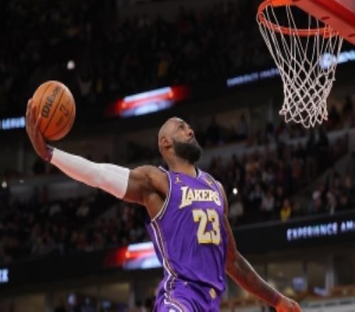 詹姆斯多次炸扣！雷迪克调侃：坊间传闻联盟要邀请他参加扣篮大赛