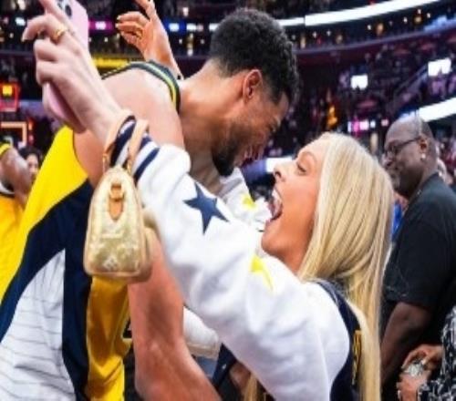 哈利伯顿晒照为未婚妻庆生：愿此后一生每一个生日都能并肩庆祝