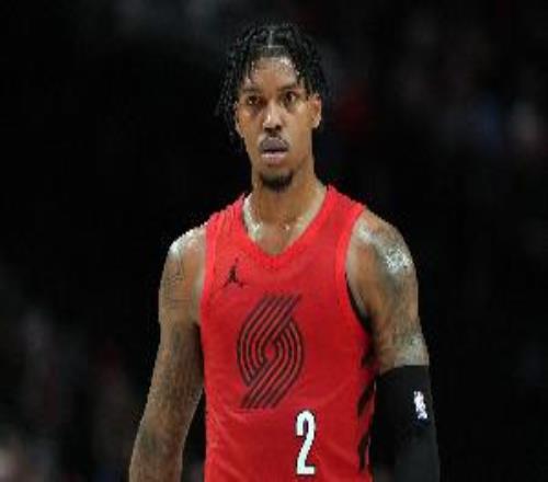 效率不高！凯莱布乐福15中5拿到12分4助三分10中2